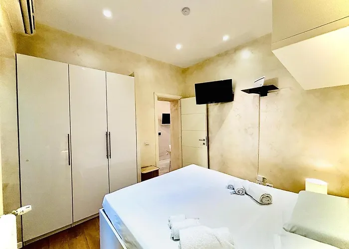 Monti Hideaway - Walk To Colosseum & Forum Rzym